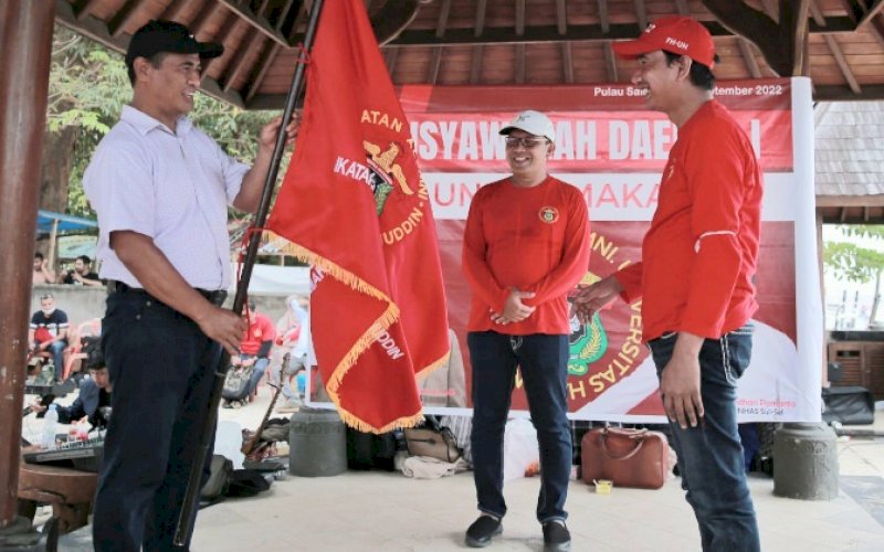 KETUA TERPILIH. Ketua Umum IKA Unhas Andi Amran Sulaiman (kiri) disaksikan Ketua IKA Unhas Provinsi Sulsel Moh Ramdhan Pomanto menyerahkan bendera pataka kepada Rudianto Lallo yang terpilih sebagai Ketua IKA Unhas Kota Makassar periode 2022-2026 pada Musda I IKA Unhas Kota Makassar di Pulau Samalona, Kecamatan Sangkarrang, Kota Makassar, Sabtu (3/9/2022). foto: istimewa