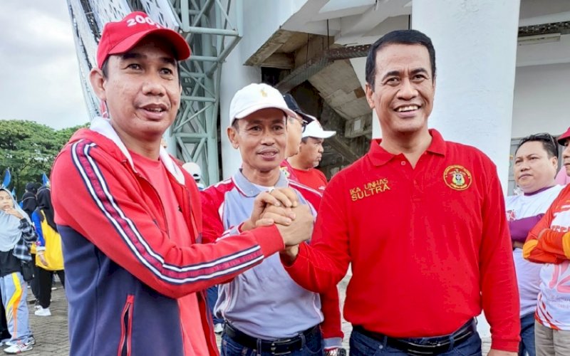 AKRAB. Ketua IKA Unhas Kota Makassar Rudianto Lallo yang juga Ketua DPRD Kota Makassar menyalami Ketua Umum IKA Unhas Andi Amran Sulaiman. Keduanya menghadiri dan mengikuti fun walk Dies Natalis Universitas Hasanuddin Ke-66 di Kampus Unhas Tamalanrea, Kota Makassar, Minggu (4/9/2022). foto: istimewa