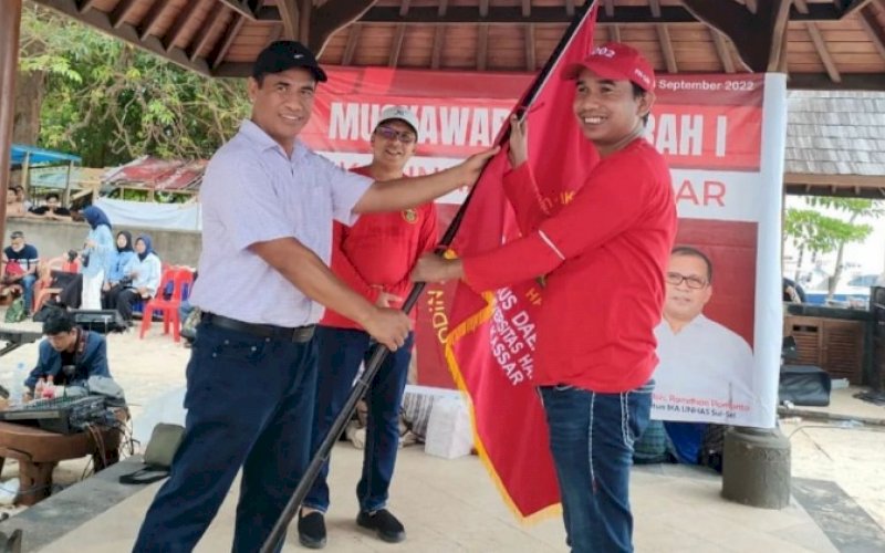 KETUA TERPILIH. Ketua Umum IKA Unhas Andi Amran Sulaiman (kiri) menyerahkan bendera pataka kepada Rudianto Lallo yang terpilih sebagai Ketua IKA Unhas Kota Makassar periode 2022-2026 pada Musda I IKA Unhas Kota Makassar di Pulau Samalona, Kecamatan Sangkarrang, Kota Makassar, Sabtu (3/9/2022). foto: istimewa
