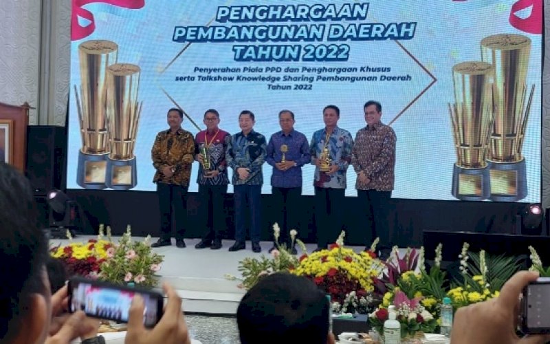 PENGHARGAAN. Kepala Bappelitbangda Provinsi Sulsel Andi Darmawan Bintang (kedua kanan) mewakili Gubernur Sulsel menerima Penghargaan Pembangunan Daerah (PPD)&nbsp; dari Menteri PPN/Bappenas, Suharso Monoarfa di Jakarta, Kamis (29/9/2022). foto: istimewa