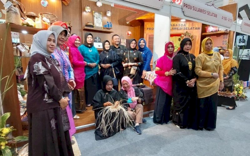 PAMERAN. Ketua Dekranasda Bulukumba, Andi Herfida Attas (tengah) bersama tim pada Pameran Kriya Nusa di Jakarta, baru-baru ini. foto: istimewa