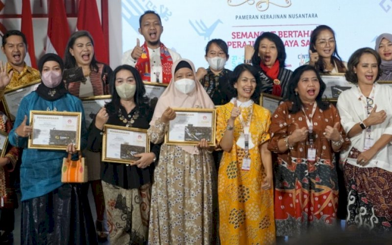 PENGHARGAAN. Dekranasda Provinsi Sulsel sukses memboyong dua penghargaan pada Pameran Kriya Nusa di Jakarta, belum lama ini. Salah satunya adalah produk Tas Anyaman Daun Lontar, yang diproduksi UMKM Atap Konjo Kabupaten Bulukumba sebagai Produk Unggulan Potensial 2022 yang diterima Ketua Dekranasda Kabupaten Bulukumba, Andi Herfida Attas (kiri). foto: istimewa