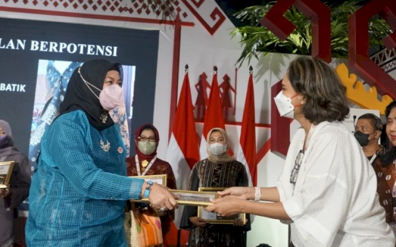 PENGHARGAAN. Ketua Dekranasda Kabupaten Bulukumba, Andi Herfida Attas (kiri), menerima penghargaan pada Pameran Kerajinan Nusantara (Kriya Nusa) yang berlangsung di Jakarta Convention Center (JCC), 21-25 September 2022. foto: istimewa