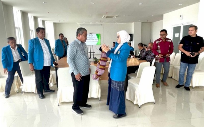 SAMBUTAN. Rektor UIM DR Ir Hj Andi Majdah M Zain MSi didampingi Wakil Rektor, Dekan, dan Kepala Bagian lingkup UIM menyambut Rektor Unizar Mataram Dr Ir Muh Ansyar MP bersama rombongan saat melakukan kunjungan ke UIM, Jumat (30/9/2022). foto: istimewa