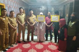 Gubernur Sulsel Berikan Tabungan Beasiswa kepada 2 Anak di Pinrang yang Ibunya Ditemukan Gantung Diri