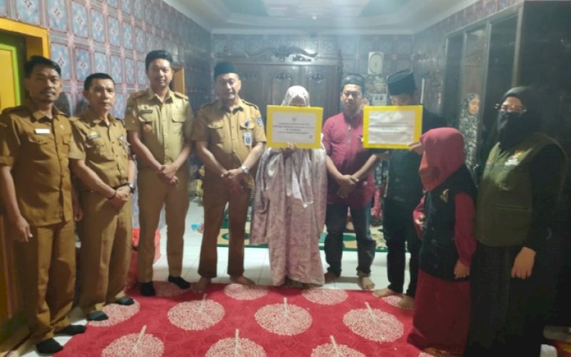 ANDALAN PEDULI. Gubernur Sulsel, Andi Sudirman Sulaiman, melalui tim Andalan Sulsel Peduli menyampaikan rasa duka atas peristiwa dimana seorang ibu berinisial BR (37) meninggal dunia yang ditemukan gantung diri di Kelurahan Fakkie, Kecamatan Tiroang, Kabupaten Pinrang, Senin (19/9/2022). foto: istimewa