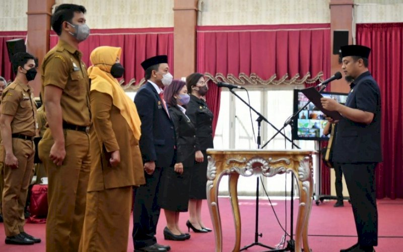 PELANTIKAN. Gubernur Sulsel, Andi Sudirman Sulaiman, melantik 98 kepala satuan pendidikan (kepala sekolah) lingkup Pemerintah Provinsi (Pemprov) Sulsel di Baruga Karaeng Pattingalloang, Rumah Jabatan Gubernur, Selasa (27/9/2022). foto: istimewa