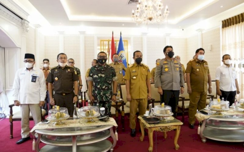 RAKOR. Gubernur Sulsel Andi Sudirman Sulaiman (tengah) bersama Forkopimda Sulsel, termasuk Pangdam XIV Hasanuddin yang baru Mayjen TNI Totok Imam Santoso menghadiri secara virtual dari Rumah Jabatan Gubernur Sulsel Rapat Koordinasi Kebijakan Pengendalian Inflasi (TPID) yang dipimpin Menteri Dalam Negeri RI Tito Karnavian, Senin (5/9/2022). foto: istimewa