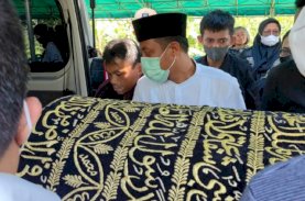 Gubernur Sulsel Ikut Mengantarkan Jenazah Kakak Sepupunya ke Pekuburan di Toraja