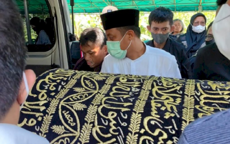 BERDUKA. Gubernur Sulsel, Andi Sudirman Sulaiman, turut ikut mengantarkan jenazah kakak sepupunya yang meninggal dunia ke tempat peristirahatan terakhirnya di Tana Toraja, Rabu (28/9/2022). foto: istimewa