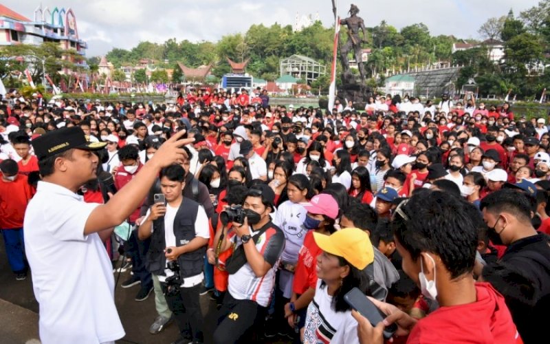 ANTI MAGER. Gubernur Sulsel, Andi Sudirman Sulaiman, melepas sekaligus mengikuti jalan sehat Gerakan Sulsel Anti Mager di Terminal Makale, Kabupaten Tana Toraja, Kamis (1/9/2022). foto: istimewa