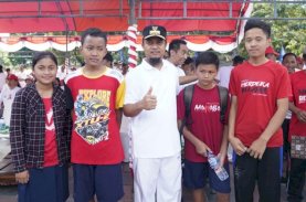 Beri Tabungan ke Pelajar Yatim Piatu Toraja, Gubernur Sulsel: Semangat Sekolah