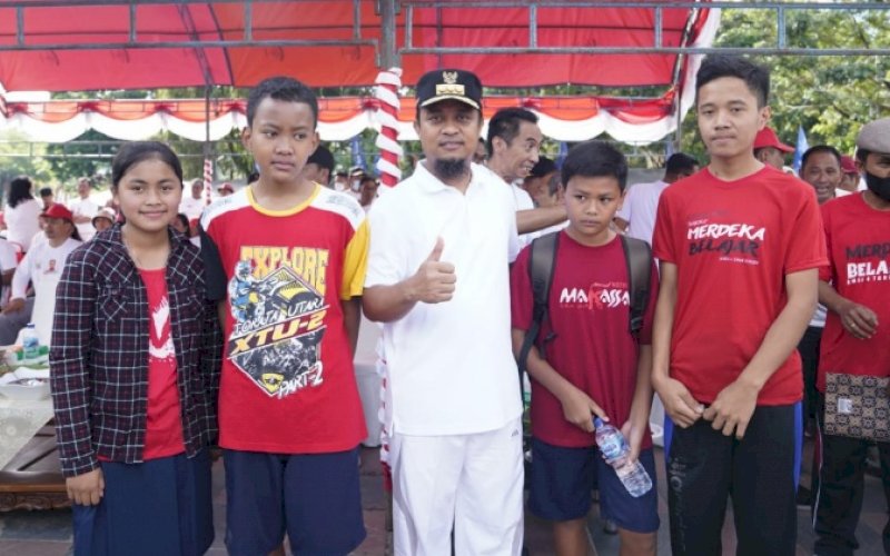 TABUNGAN PENDIDIKAN. Gubernur Sulsel, Andi Sudirman Sulaiman, memberikan tabungan pendidikan bagi pelajar yatim piatu di sela-sela kemeriahan gerakan Sulsel Anti Malas Gerak (Anti Mager) di Alun-alun Bundaran Kota Makale, Kabupaten Tana Toraja, Kamis (1/9/2022). foto: istimewa