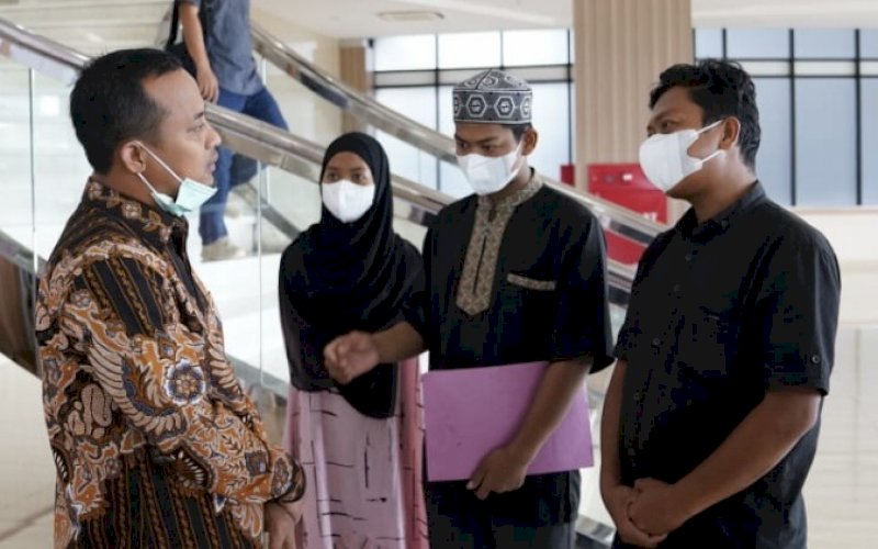 PEDULI. Gubernur Sulsel, Andi Sudirman Sulaiman, menemui suami dan anak Almarhumah BR (37) yang meninggal dunia akibat gantung diri di Kelurahan Pakkie, Kecamatan Tiroang, Kabupaten Pinrang. foto: istimewa