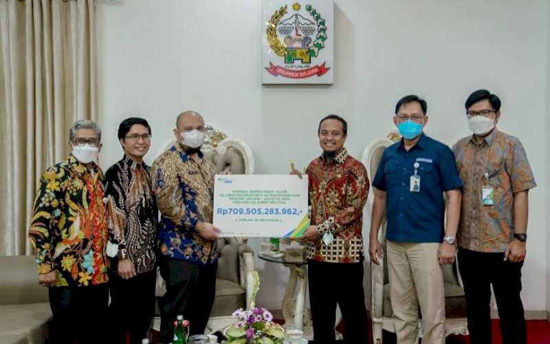 AUDIENSI. Gubernur Sulsel Andi Sudirman Sulaiman menerima audiensi anggota Dewan Jaminan Sosial Nasional (DJSN) Indra Budi Sumantoro dan Muttaqien di Rumah Jabatan Wakil Gubernur Sulsel, Jl Yusuf Daeng Ngawing, Kota Makassar, Jumat (16/9/2022). foto: istimewa