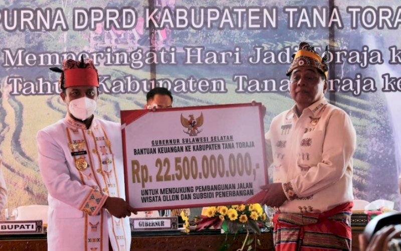 BANTUAN KEUANGAN. Gubernur Sulsel Andi Sudirman Sulaiman (kiri) menyerahkan bantuan keuangan Pemprov Sulsel 2022 kepada Pemkab Tana Toraja senilai Rp22,5 miliar kepada Bupati Tana Toraja Theofilus Allorerung, pada Rapat Paripurna 65 Tahun Kabupaten Tana Toraja yang dirangkaikan 775 Tahun Toraja di Bandara Pongtiku, Rabu (31/8/2022). foto: istimewa