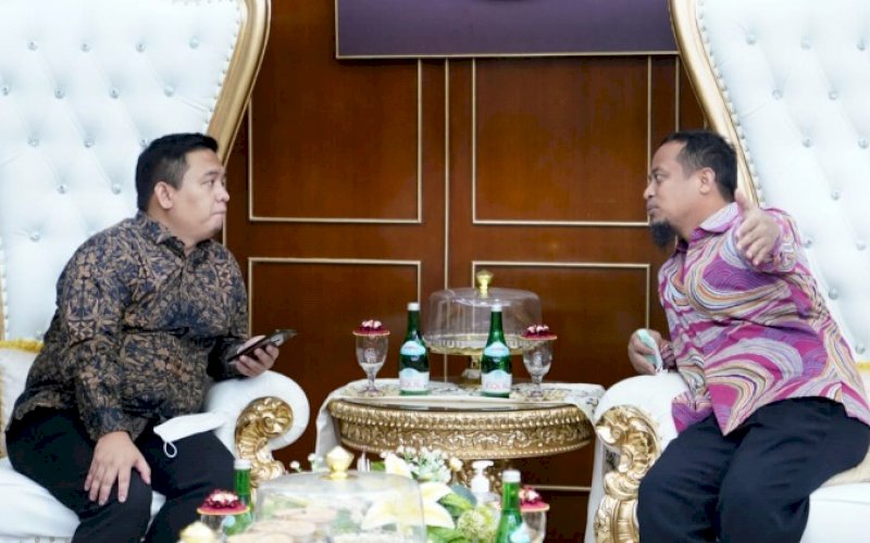 PERTEMUAN. Gubernur Sulsel, Andi Sudirman Sulaiman, menerima Person in Charge Korsupgah KPK RI Wilayah Sulsel Tri Budi Rochmanto di Kantor Gubernur Sulsel, Senin (26/9/2022). foto: istimewa