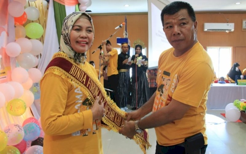 PELANTIKAN. Bupati Bulukumba, Andi Muchtar Ali Yusuf, melantik Andi Herfida Attas sebagai Bunda Forum Anak Daerah Kabupaten Bulukumba di Ruang Pola Kantor Bupati, Minggu (18/9/2022). foto: istimewa