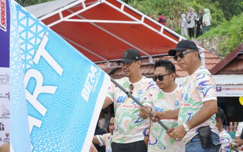 PELEPASAN. Bupati Bulukumba, Andi Muchtar Ali Yusuf, melepas peserta Bira Sunset Run (BSR) 2022, Sabtu (17/9/2022). foto: istimewa