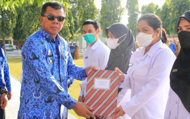 PENYERAHAN. Bupati Bulukumba, Andi Muchtar Ali Yusuf, menyerahkan SK PPPK tenga kesehatan di sela Apel Gabungan Organisasi Perangkat Daerah (OPD) di halaman Kantor Bupati Bulukumba, Senin (19/9/2022). foto: istimewa