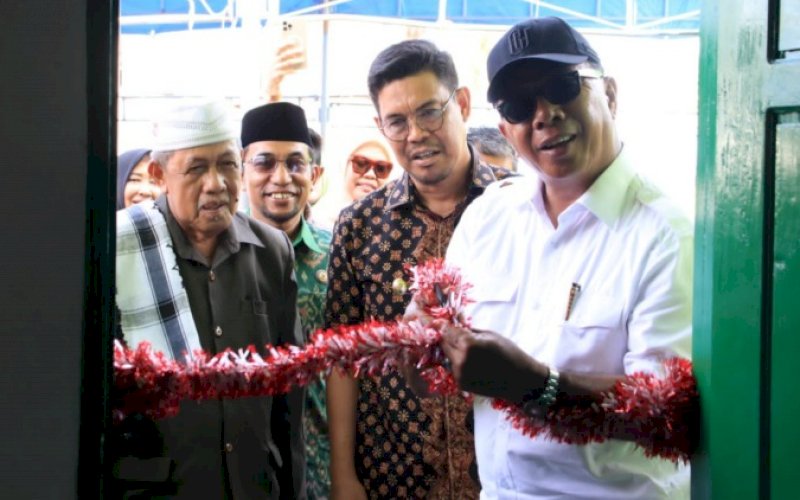 PERESMIAN. Bupati Bulukumba, Andi Muchtar Ali Yusuf, secara simbolis meresmikan renovasil sepuluh unit Rumah Layak Huni (Rutilahu) se-Kabupaten Bulukumba di rutilahu milik Irwan di Kelurahan Bentenge, Kecamatan Ujungbulu, Kabupaten Bulukumba, Jumat (16/9/2022). foto: istimewa