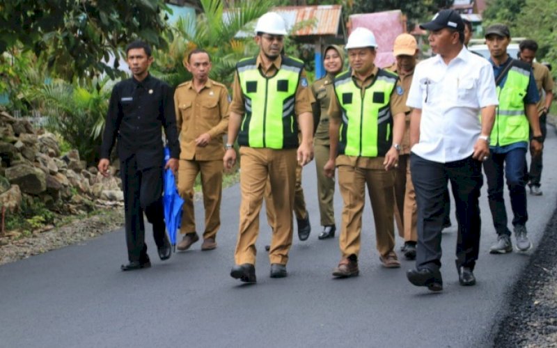 PEMANTAUAN. Bupati Bulukumba, Andi Muchtar Ali Yusuf, memantau hasil pengerjaan jalan di Desa Kambuno, Kecamatan Bulukumpa, Kabupaten Bulukumba, Selasa (20/9/2022). foto: istimewa