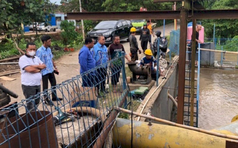 PENINJAUAN. Direktur Teknik Perumda Air Minum Kota Makassar, Asdar Ali, bersama rombongan meninjau langsung pengurasan bak, pembersihan filter, pemasangan dan pergantian pompa air baku dan air bersih di IPA III Antang, Kamis (15/9/2022). foto: istimewa