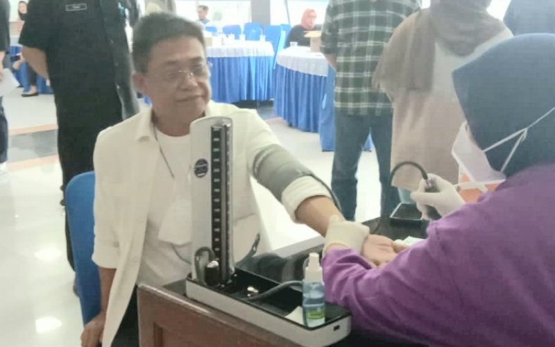 DONOR DARAH. Direktur Utama Perumda Air Minum Kota Makassar, Beni Iskandar, melakukan donor darah di Aula Tirta Dharma, Jl Dr Sam Ratulangi, Nomor 3, Kota Makassar, Jumat (2/9/2022). foto: istimewa