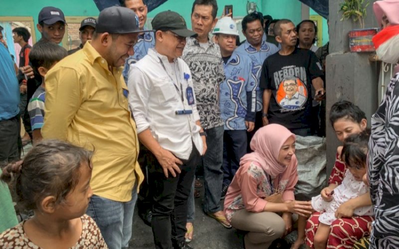 PEDULI. Direktur Utama Perumda Air Minum Kota Makassar, Beni Iskandar (kemeja putih), mengunjungi dan menyerahkan bantuan kepada korban kebakaran di Jl Rappokaling Timur, Lorong 2, Kelurahan Rappokalling, Kecamatan Tallo, Kota Makassar, Kamis (29/9/2022). foto: istimewa