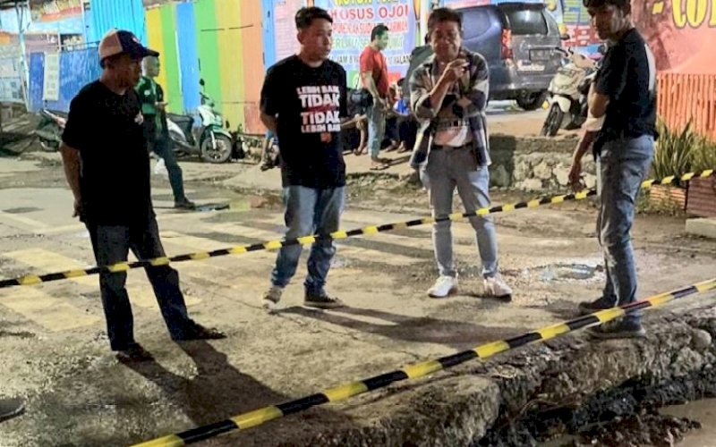 PENINJAUAN. Direktur Utama Perumda Air Minum Kota Makassar, Beni Iskandar (kedua kanan), meninjau langsung pengerjaan kebocoran pipa distribusi air utama berdiameter 250 mm dan 150 mm yang terletak di gerbang Jl Goa Ria, Sudiang, Kecamatan Biringkanaya, Kota Makassar, Minggu (18/9/2022) malam. foto: istimewa