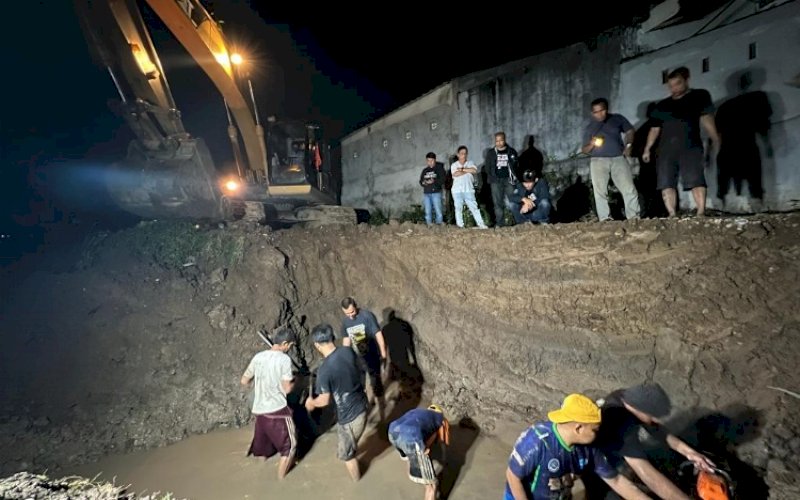 PEMANTAUAN. Direktur Utama Perumda Air Minum Kota Makassar, Beni Iskandar, turun langsung ke lokasi memantau pengerjaan kebocoran pipa induk utama di Jl Beringin, dekat Kolam Mario, Kabupaten Gowa, yang terjadi sejak Jumat (9/9/2022). foto: istimewa