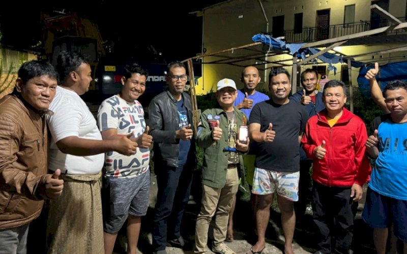 RESPON ADUAN. Direktur Utama Perumda Air Minum Kota Makassar, Beni Iskandar (tengah), merespon adun pepanggan melalui media sosial dengan langsung mengajak seluruh jajaran terkait untuk bersama-sama ke lokasi untuk mengecek kejadian dimaksud, Selasa (27/9/2022) malam. foto: istimewa