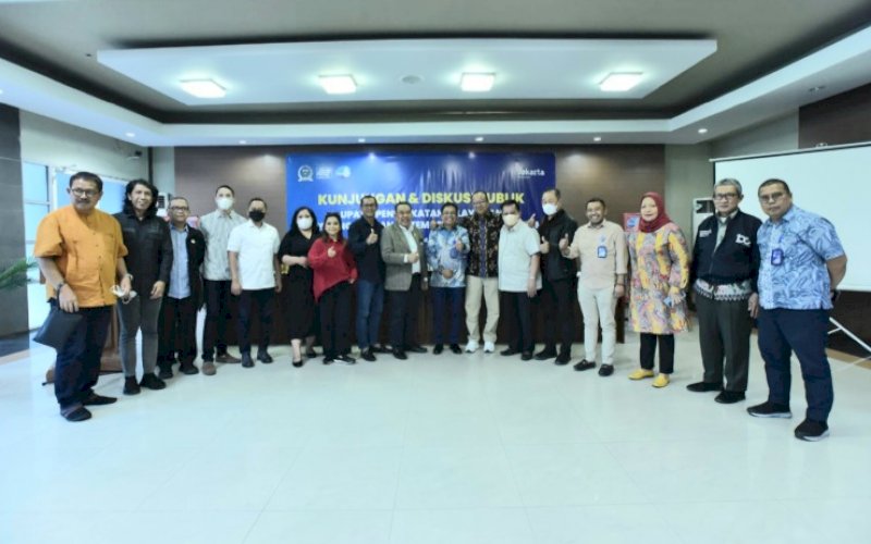 KUNJUNGAN. Wakil Ketua Komisi C DPRD Provinsi DKI Jakarta dan Direktur Utama PAM Jaya DKI Jakarta Arief Nasruddin beserta rombongan mengadakan kunjungan ke Perumda Air Minum Kota Makassar yang diterima langsung seluruh jajaran direksi dan pejabat struktural di Aula Tirta Dharma, Kantor Pusat Perumda Air Minum Kota Makassar, Jl Dr Sam Ratulangi, Kota Makassar, Kamis (8/9/2022). foto: istimewa