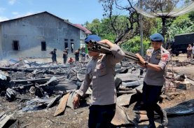 Gerak Cepat Personel Brimob Bone Bantu Korban Kebakaran di Pallette