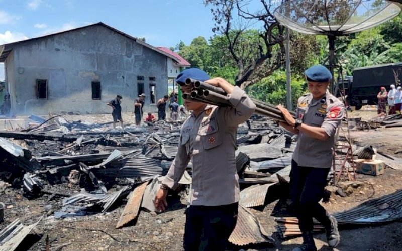 EVAKUASI. Tim SAR Brimob Batalyon C Pelopor langsung bergerak ke lokasi kebakaran untuk membantu mengevakuasi warga beserta barang yang bisa diselamatkan di Lingkungan Kali Coppeng, Kelurahan Pallette, Kecamatan Tanete Riattang Timur, Kabupaten Bone, Selasa (27/9/2022). foto: istimewa