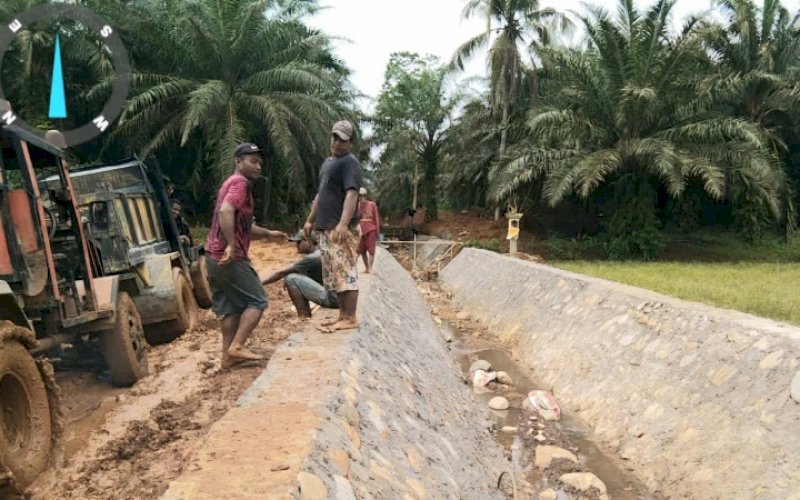 PENGERJAAN. Pemprov Sulsel melalui Dinas Pekerjaan Umum dan Tata Ruang (PUTR) tengah melakukan progres rehabilitasi Daerah Irigasi (DI) Angkona yang berada di Desa Taripa, Kecamatan Angkona, Kabupaten Luwu Timur. foto: istimewa