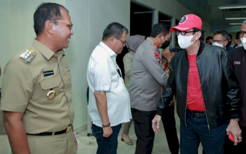 PENJEMPUTAN. Wali Kota Makassar Moh Ramdhan Pomanto menjemput langsung Menteri Hukum dan Hak Asasi Manusia (Menkumham) RI Yasonna Laoly di Bandara Internasional Sultan Hasanuddin Makassar, Selasa (27/9/2022). foto: istimewa