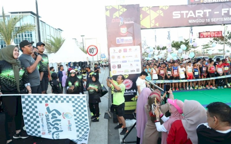 PELEPASAN. Wali Kota Makassar, Moh Ramdhan Pomanto, melepas secara resmi peserta Sulsel SMANSA 10K 2022 di Business Park Citraland City Losari Makassar, Minggu (18/9/2022). foto: istimewa