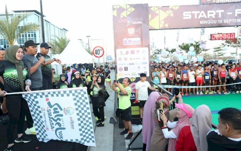 PELEPASAN. Wali Kota Makassar, Moh Ramdhan Pomanto, melepas secara resmi peserta Sulsel SMANSA 10K 2022 di Business Park Citraland City Losari Makassar, Minggu (18/9/2022). foto: istimewa