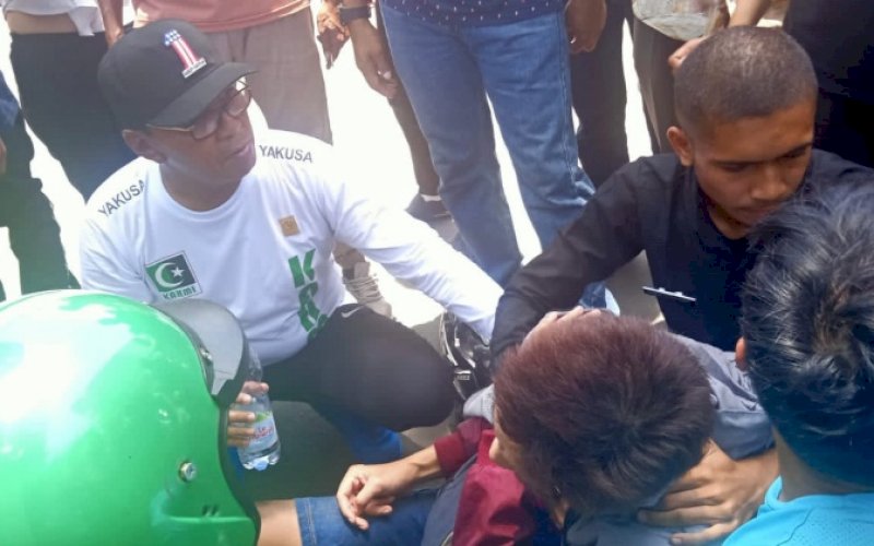 PEDULI. Wali Kota Makassar, Moh Ramdhan Pomanto, membantu korban kecelakaan di Jl Arief Rate, Kota Makassar, Minggu (25/9/2022). foto: istimewa