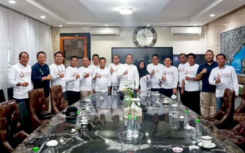 KOMPAK. Wali Kota Makassar, Moh Ramdhan Pomanto, bersama seluruh camat se-Kota Makassar. Danny Pomanti ingin seluruh camat meningkatkan kekompakan untuk menyukseskan program prioritas yang telah dicanangkan Pemkot Makassar, utamanya Lorong Wisata. foto: istimewa