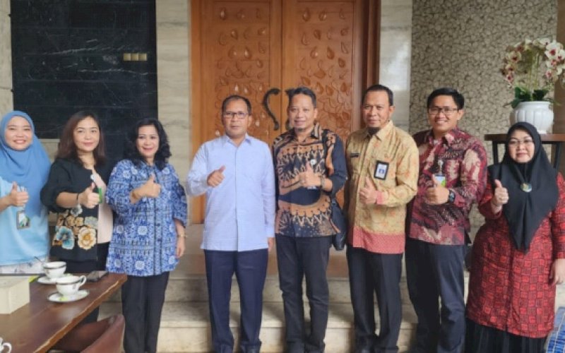 PERTEMUAN. Wali Kota Makassar Moh Ramdhan Pomanto menerima Kepala Cabang BPJS Ketenagakerjaan Makassar Hendrayanto bersama rombongan di kediamannya, Jl Amirullah, Kota Makassar, Jumat (30/9/2022). foto: istimewa