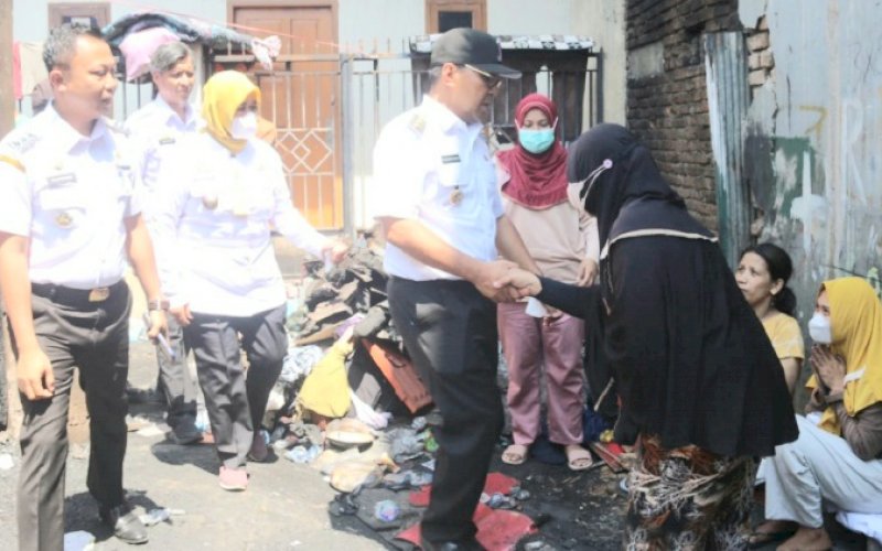 PEDULI. Wali Kota Makassar, Moh Ramdhan Pomanto, menyalami salah seorang korban kebakaran saat mengunjungi lokasi kebakaran di Jl Rappokaling Timur, Lorong 2, Kelurahan Rappokalling, Kecamatan Tallo, Kota Makassar, Rabu (28/9/2022). foto: istimewa