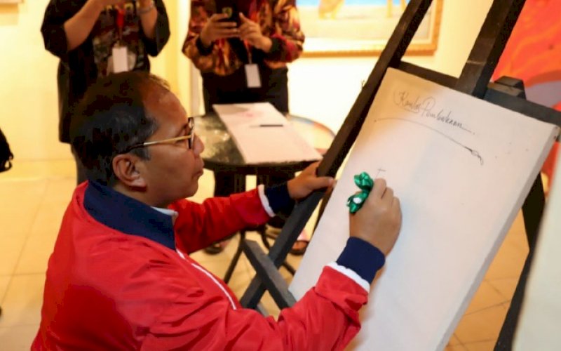 MELUKIS. Wali Kota Makassar, Moh Ramdhan Pomanto, menyempatkan melukis saat mengunjungi stan Fine Arts Makassar F8 di Anjungan Pantai Losari Makassar, Kamis (8/9/222). foto: istimewa