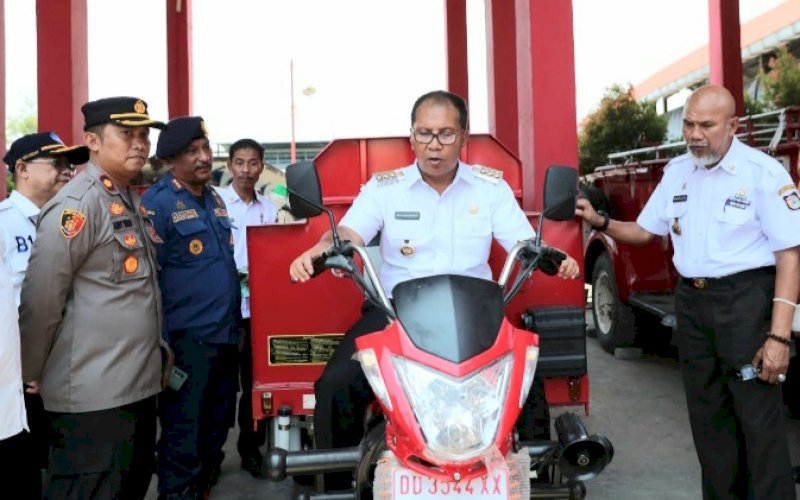 DAMTOR. Wali Kota Makassar, Moh Ramdhan Pomanto, mencoba menunggangi armada Pemadam Kebakaran Motor (Damtor), Rabu (28/9/2022). foto: istimewa