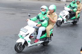 Danny Pomanto Terobos Hujan Menggunakan Ojol Motor