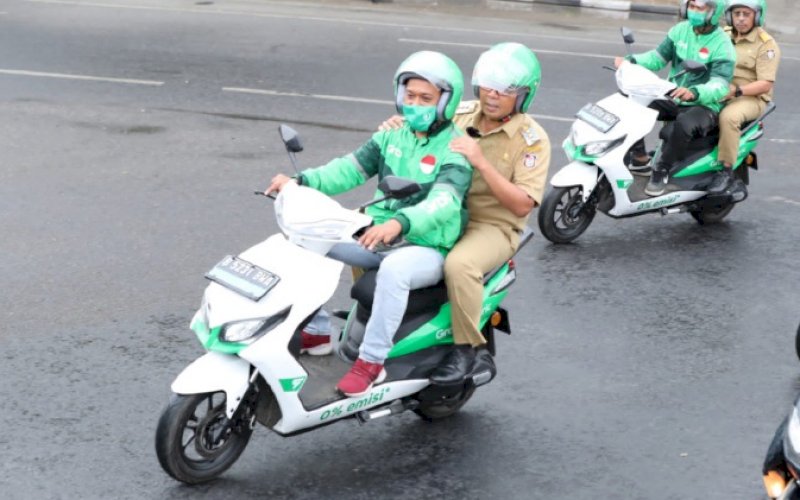 NAIK OJOL. Wali Kota Makassar, Moh Ramdhan Pomanto, dibonceng menggunakan Ojek Online (Ojol) menjalankan sejumlah aktivitasnya, Selasa (20/9/2022). foto: istimewa