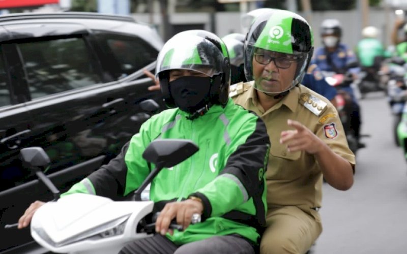 NAIK OJOL. Wali Kota Makassar, Moh Ramdhan Pomanto, dibonceng menggunakan Ojek Online (Ojol) dari kediaman pribadinya di Jl Amirullah ke Kantor Balai Kota Makassar, Jl Ahmad Yani, Kota Makassar, Selasa (20/9/2022). foto: istimewa