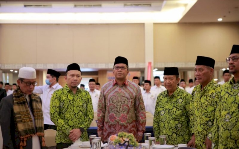 PELANTIKAN. Wali Kota Makassar, Moh Ramdhan Pomanto (tengah), menghadiri pelantikan pengurus DMI Kota Makassar periode 2022-2027 yang dilantik Ketua PW DMI Provinsi Sulsel, HM Amin Syam di Hotel Horison Ultima Makassar, Sabtu (17/9/2022). foto: istimewa