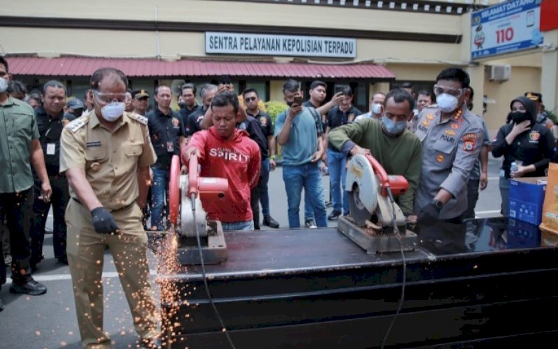 PEMUSNAHAN. Wali Kota Makassar Moh Ramdhan Pomanto bersama Kapolrestabes Makassar Kombes Pol Budi Haryanto, Kajari Makassar Andi Sundari, dan Ketua DPRD Kota Makassar Rudianto Lallo melakukan pemusnahan Senjata Tajam (Sajam) sebanyak 940 buah di Lapangan Apel Polrestabes Makassar, Selasa (13/9/2022). foto: istimewa